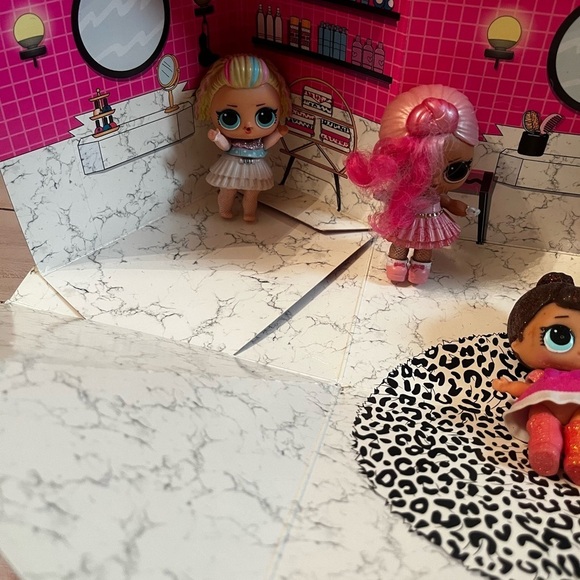 LOL Surprise Play Play-set Fold out Salon with 6 dolls included - Picture 2 of 6